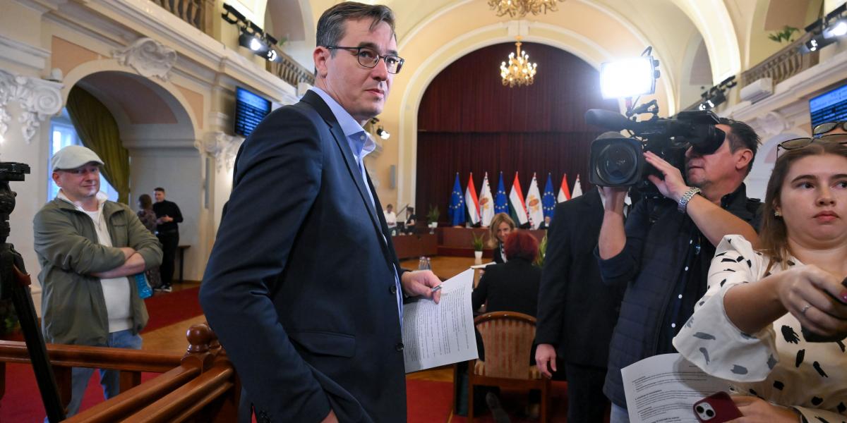 Karácsony Gergely főpolgármester érkezik a Fővárosi Közgyűlés ülésére a Városháza dísztermében 2026. szeptember 25-én