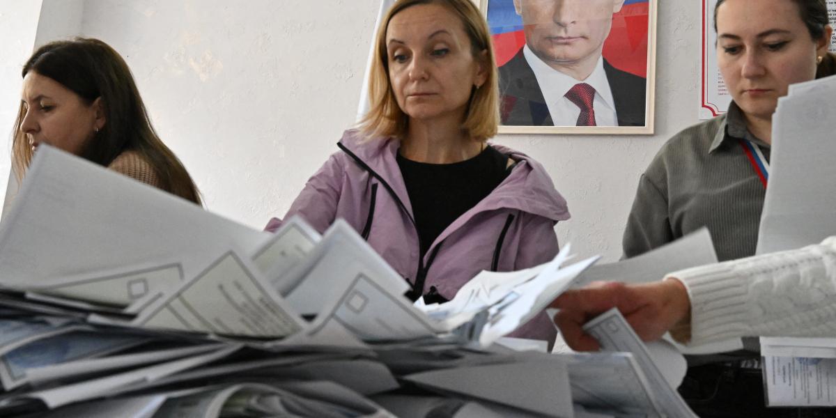 Számlálják a parlamenti választáson leadott szavazatokat az oroszok által ellenőrzött Donyeckben.