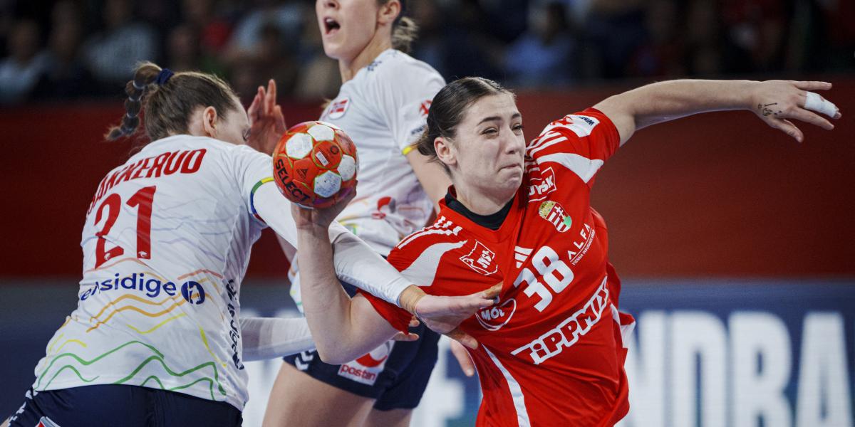 Vámos Petra és a norvég Ingvild Bakkerud küzdelme a magyar-norvég Eb-meccsen, amelyet az északiak nyertek