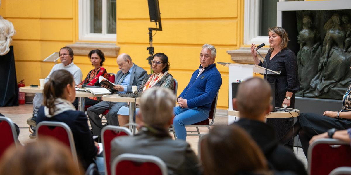 Vitafórum a "roma ellenállás napjáról". Pótó János, Herfort Marietta, Bársony János, Daróczi Ágnes, Molnár István Gábor,  Kóczé Angéla