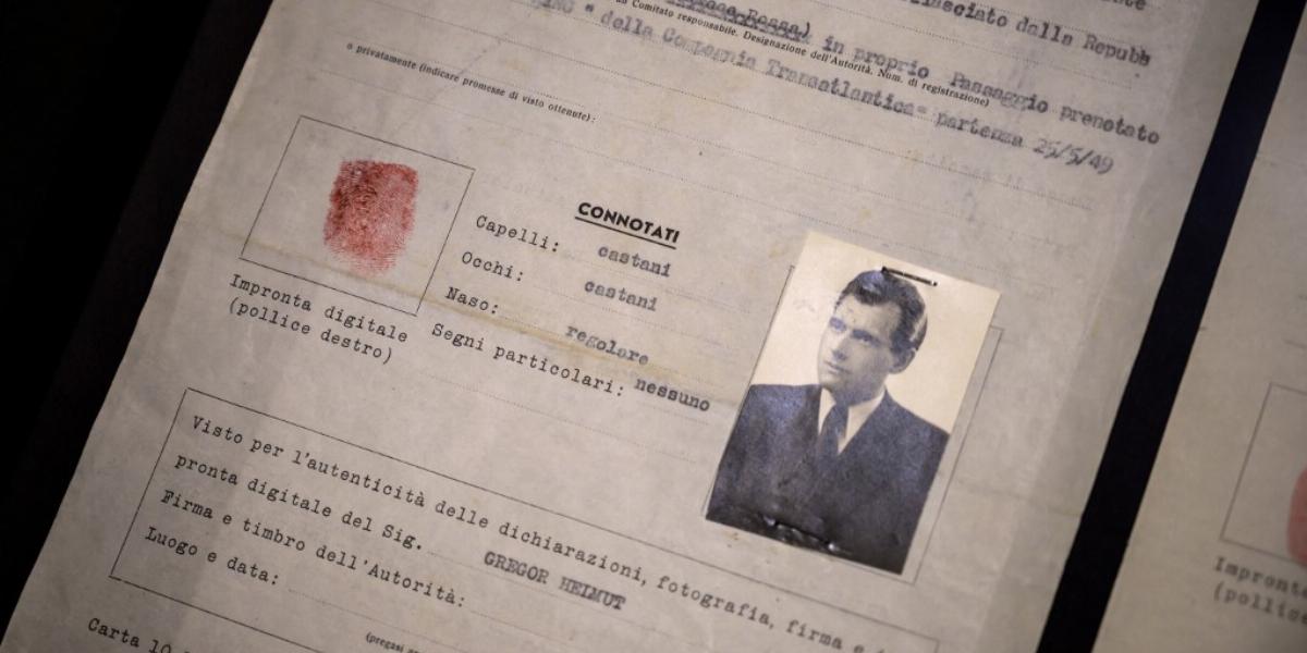 Egy 1949-ben Mengelének a Vöröskereszt által kiállított hamis útlevele