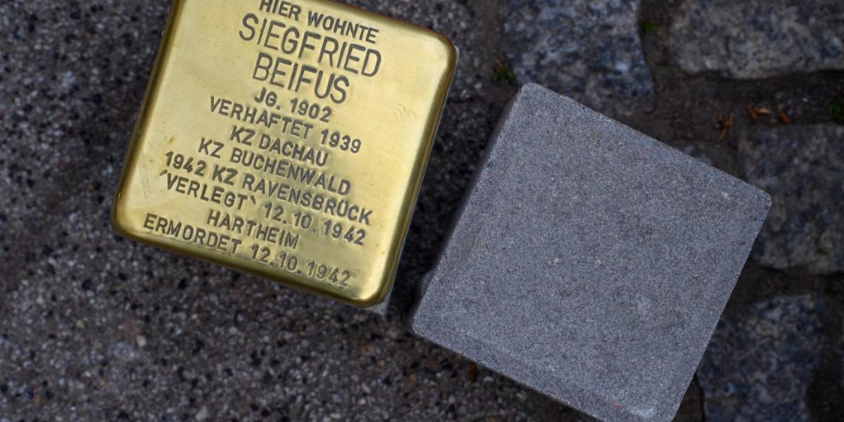 A botlatókövek (németül: Stolpersteine) a nemzetiszocializmus áldozatai előtt tisztelgő, macskakőre rögzített 10×10 centiméteres réz emléktáblák, amelyeket az áldozatok egykori lakhelye előtt helyeznek el a járdába süllyesztve.
