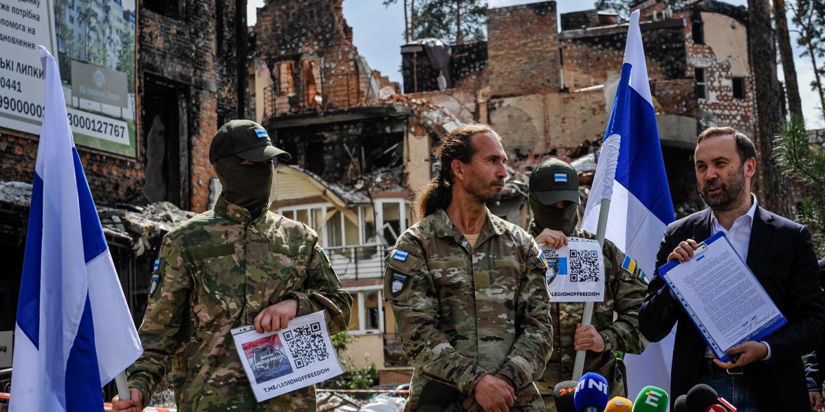 A merényletterv egyes számú célpontja, Ilja Ponomarjov Ukrajnában élő volt duma-képviselő. A képen 2022 augusztusában az ukrajnai Orosz Légió tagjaival együtt nyilatkozott újságíróknak