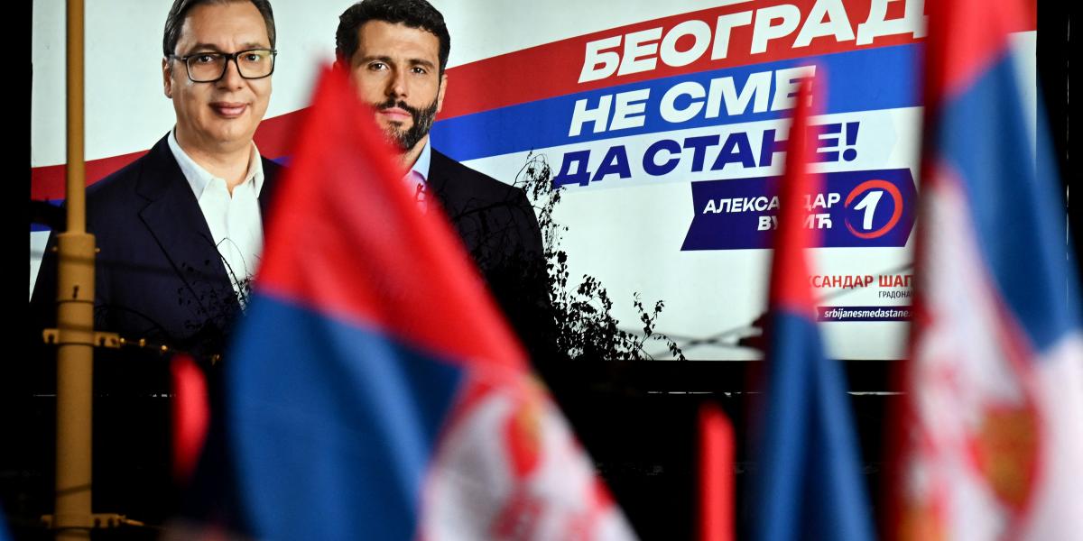 Vucic és Sapic közös kampányfotón Belgrádban