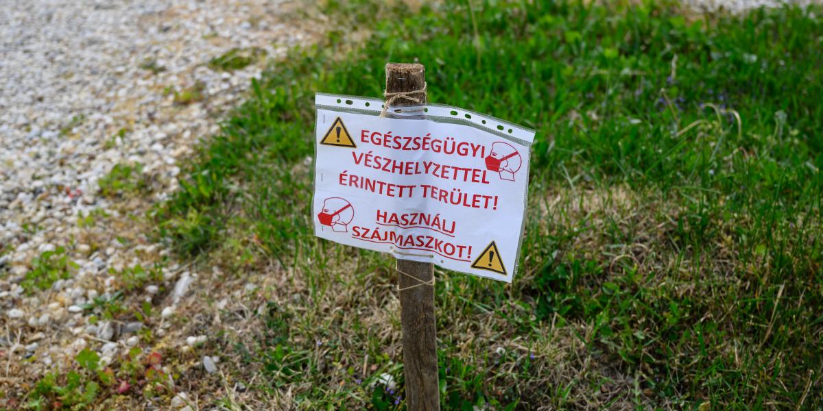Figyelmeztetõ tábla az Olad-városrész családi házas övezetében Szombathelyen 2026. április 28-án