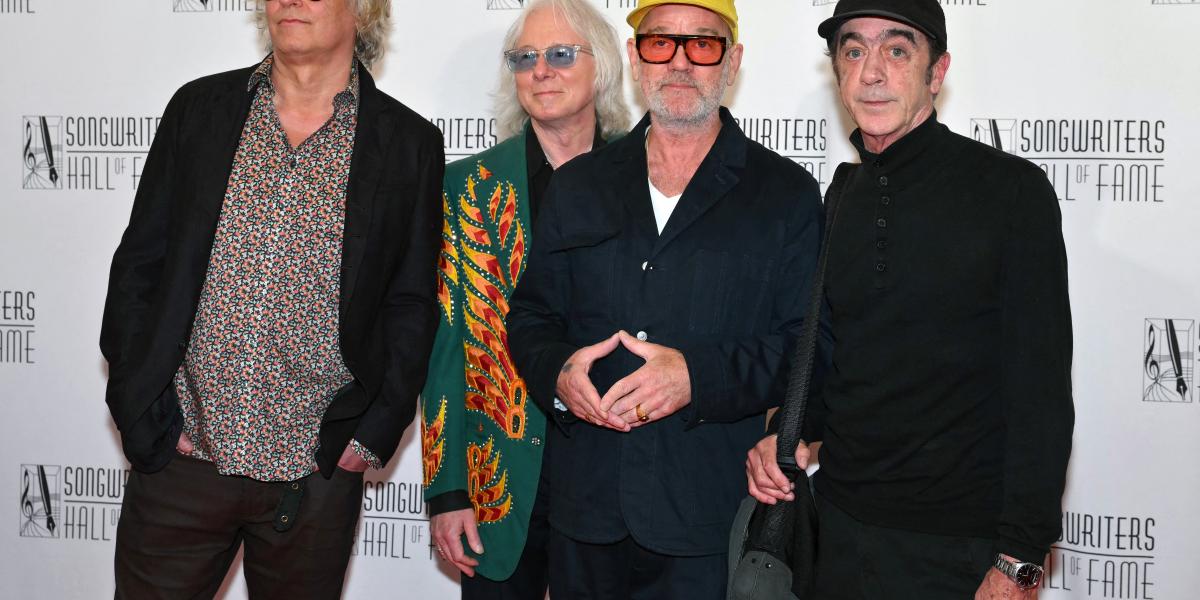 Az R.E.M. együttes tagjai – Peter Buck, Mike Mills, Michael Stipe és Bill Berry a Dalszerzők Hírességek Csarnokába való beiktatás gáláján 2024--ben