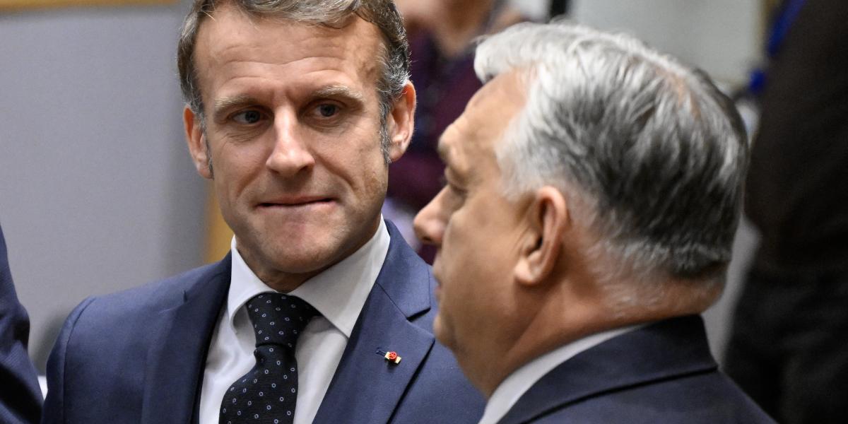 Emmanuel Macron francia elnök Orbán Viktorral a 2025. december 18-i EU-csúcson