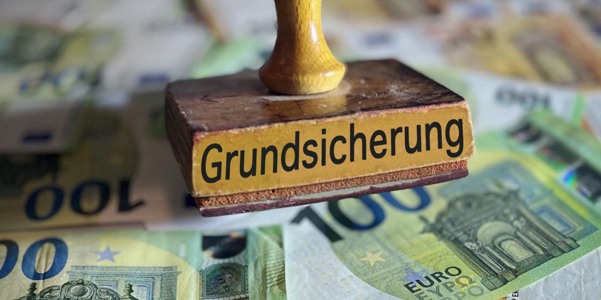 A Grundsicherung rászorultsági alapú támogatás, amely arra szolgál, hogy biztosítsa a megélhetést azok számára, akiknek nincs elegendő saját jövedelmük vagy nyugdíjuk