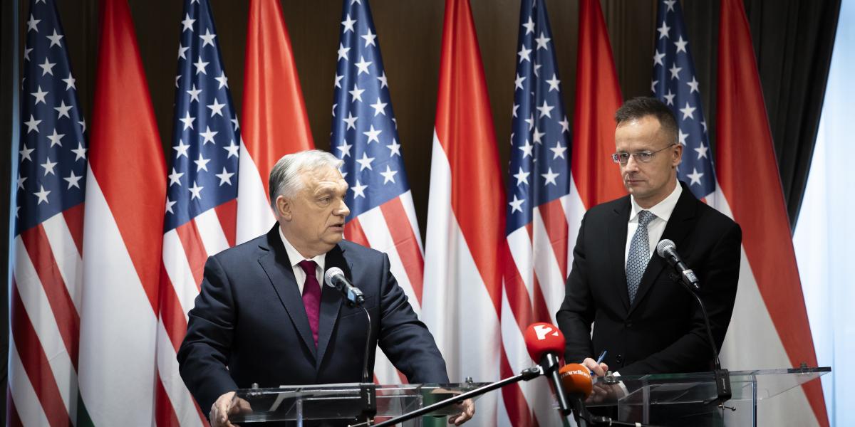 Orbán Viktor miniszterelnök (b) sajtótájékoztatót tart a Donald Trump amerikai elnökkel folytatott találkozója után a washingtoni magyar nagykövetségen 2025. november 7-én. Mellette Szijjártó Péter külgazdasági és külügyminiszter