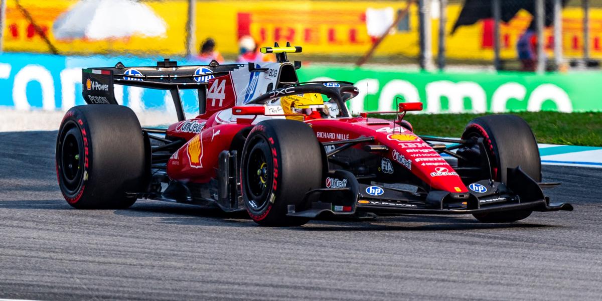 Lewis Hamilton Ferrarija is meghibásodott a verseny elején, de aztán sikerült életre kelteni