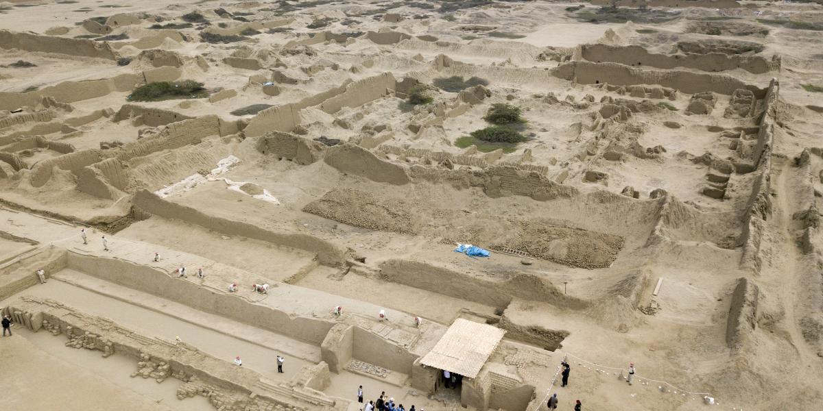 Chan Chan vályogból épült palotaegyüttese Peru északi partvidékén. Az ősi falakat a heves esőzések és az áradások is veszélyeztetik.