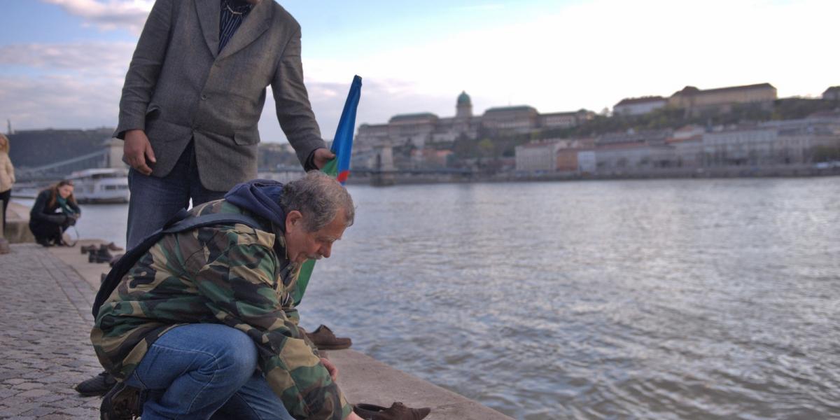 Flash mobot szervezett Horváth Aladár, Mendi Rózsa és Zsigó Jenő tegnap este a romanap alkalmából Budapesten, a Duna-parti cipők