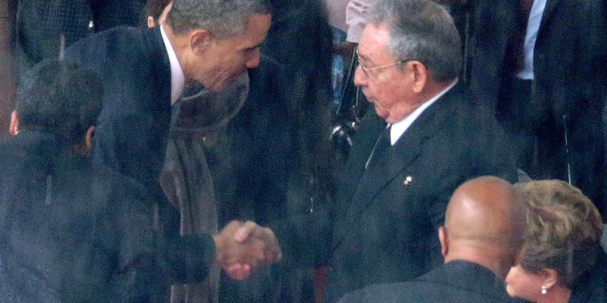 Barack Obama és Raúl Castro első kézfogása Nelson Mandela temetésén FOTÓ: EUROPRESS/GETTY IMAGES/CHIP SOMODEVILLA