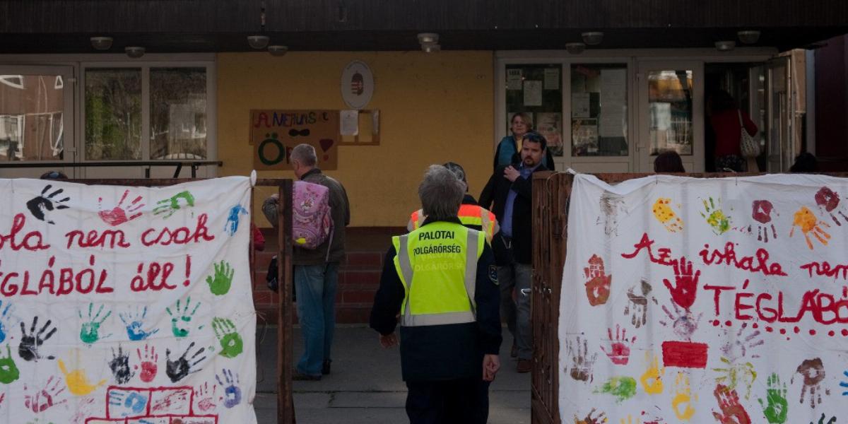 A gyerekek is szeretnék, ha nem vennék el az iskolájukat FOTÓ: TÓTH GERGŐ