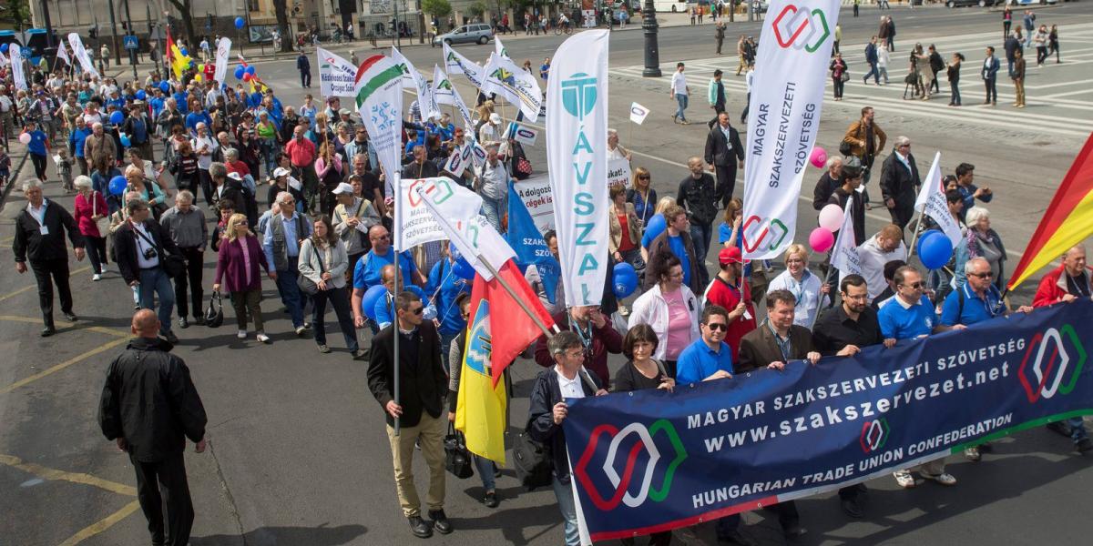 Résztvevők vonulnak a Hősők terén a Magyar Szakszervezeti Szövetség által a dolgozói szegénység ellen szervezett demonstráción M