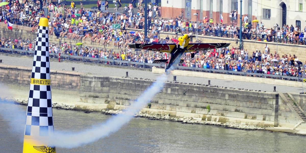 Besenyei Péter repül a Duna felett a Red Bull Air Race Master Class kategóriájának első előfutamában Budapesten 2015. július 5-é