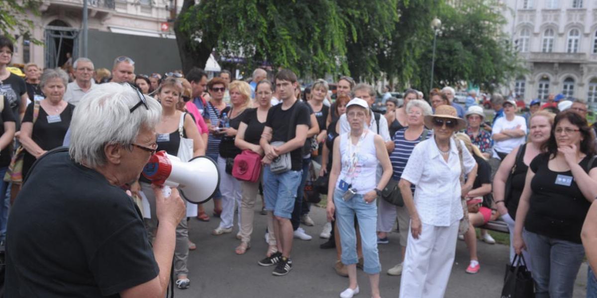 Az Őszintén az Egészségügyről Akciószövetség demonstrációjának résztvevői a belvárosi József nádor téren július 1-én. Fotó: Tóth