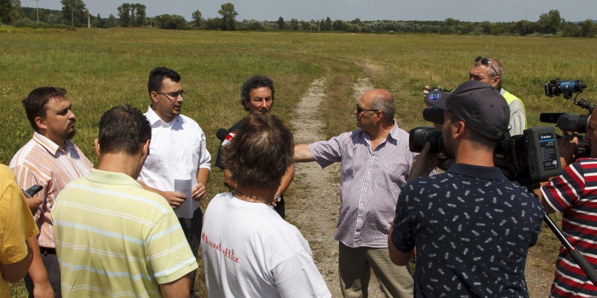 A Jobbik tiltakozott Sormáson a tervezett menekülttábor ellen még augusztus elsején, egy nappal azután, hogy a Magyar Közlönyben