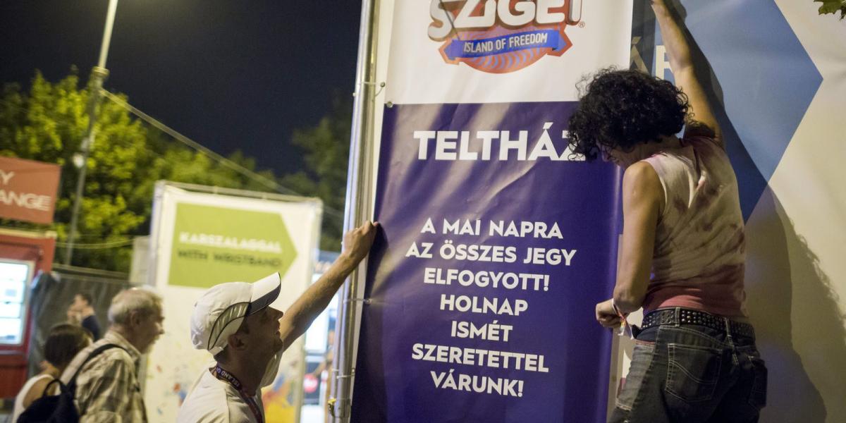  2015. augusztus 15. Kihelyeznek egy telt ház feliratú táblát a bejáratnál a Sziget fesztiválon 2015. augusztus 15-ére virradó é