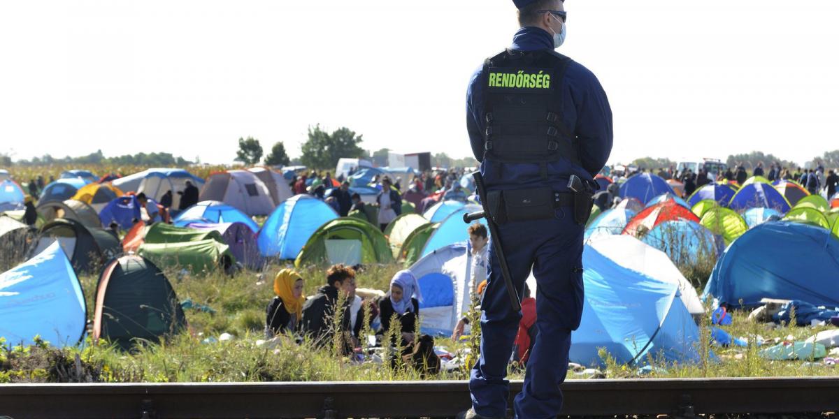  Rendőrök őrzik a sátrakban várakozó menekülteket Röszkén, a Dugonyi úton kialakított rendőrségi gyűjtőpontnál MTI Fotó: Kelemen