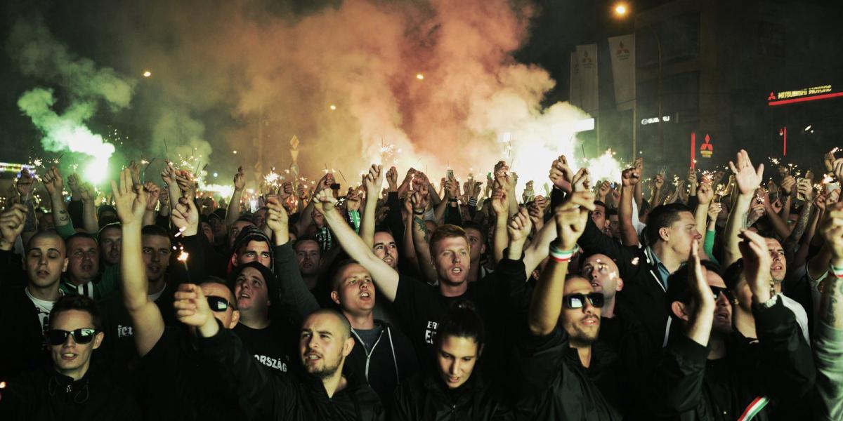 A Ferencváros szurkolóinak egy csoportja, az ultrák a Szusza-stadionnál az Újpest FC-Ferencváros mérkőzés előtt 2015. szeptember