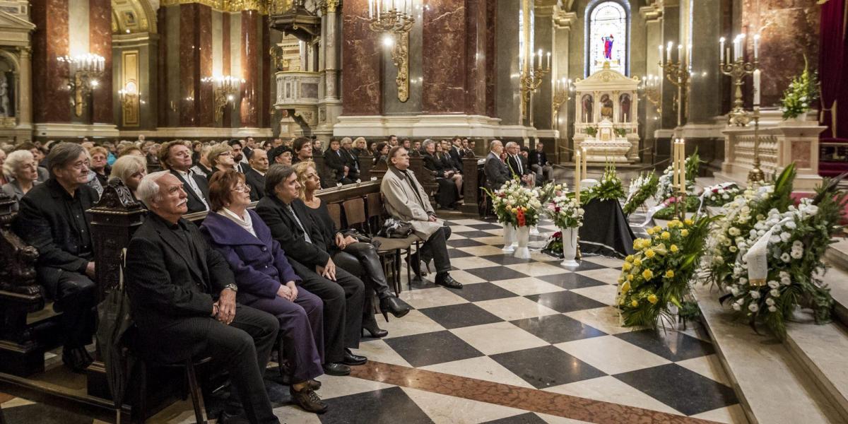 Harangozó Teri énekesnő búcsúztatása a Szent István-bazilikában 2015. szeptember 26-án. Harangozó Teri életének 72. évében, szep