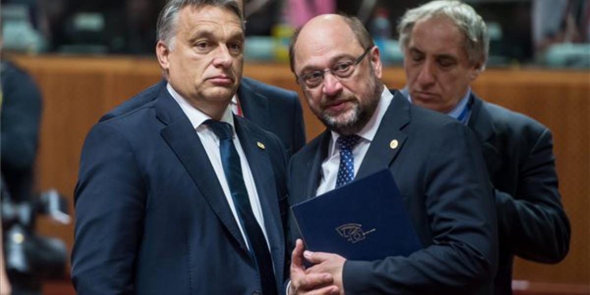 Orbán Viktor miniszterelnök (b) és Martin Schulz, az Európai Parlament elnöke (b2) az EU-tagországok állam- és kormányfőinek brü