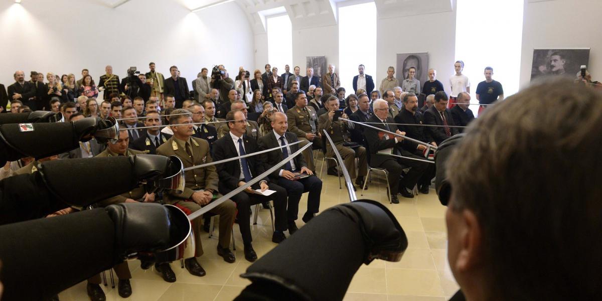 Nem, leszúrják őket, csak megmutatják, hogy milyen lenne, ha mégis - MTI Fotó: Bruzák Noémi