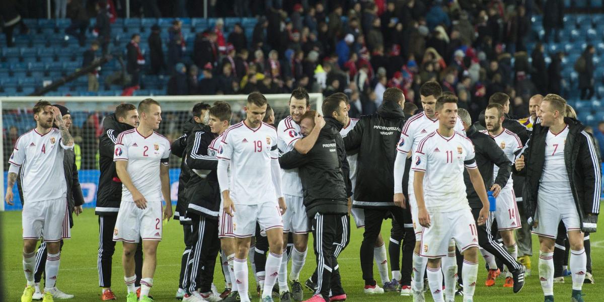 A magyar válogatott játékosai ünneplik győzelmüket az oslói Ullevaal Stadionban 2015. november 12-én. Magyarország 1-0-ra győzöt