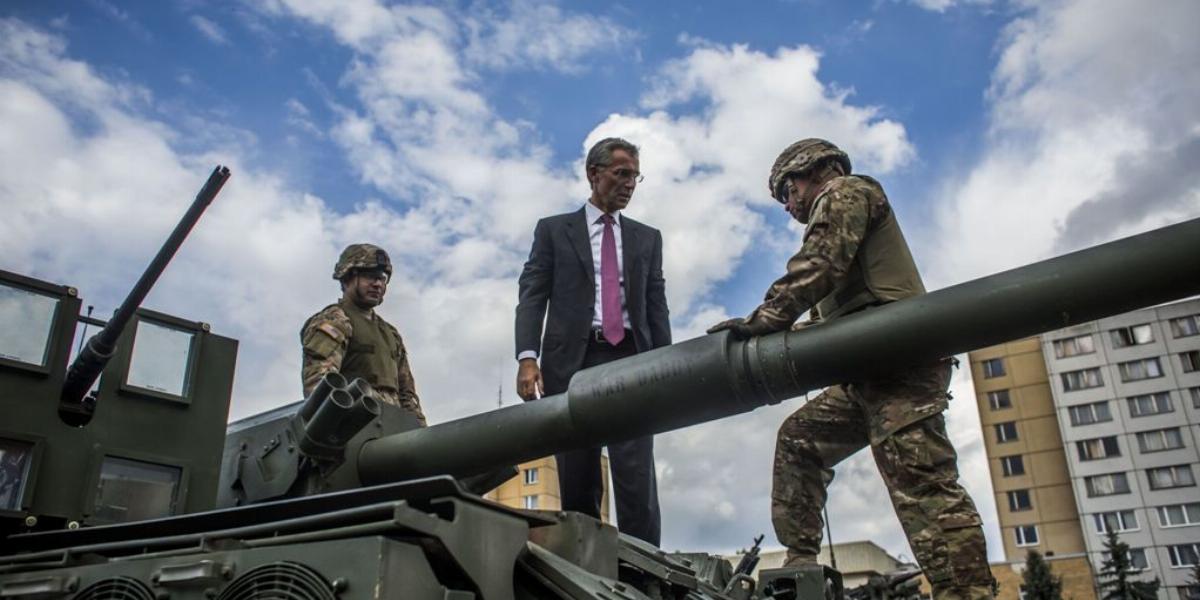 Helyszíni szemlén Jens Stoltenberg NATO-főtitkár FOTÓ: EUROPRESS/GETTY IMAGES/MATEJ DIVIZNA