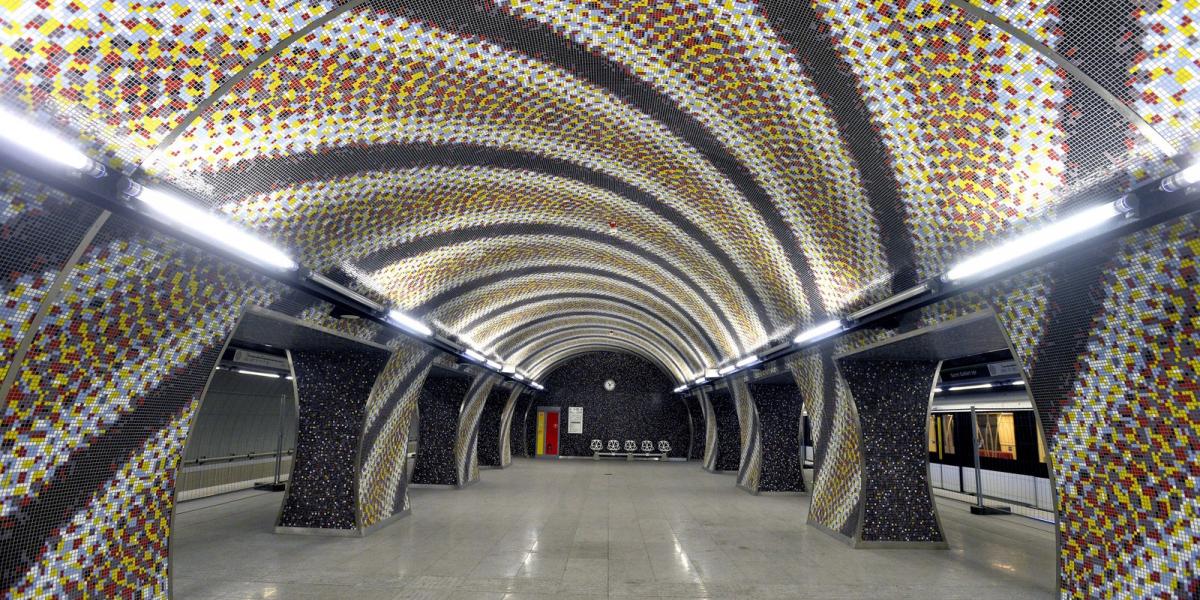 Mozaikokkal fedett peronrészlet a 4-es metró Szent Gellért téri állomásán. MTI Fotó: Máthé Zoltán.