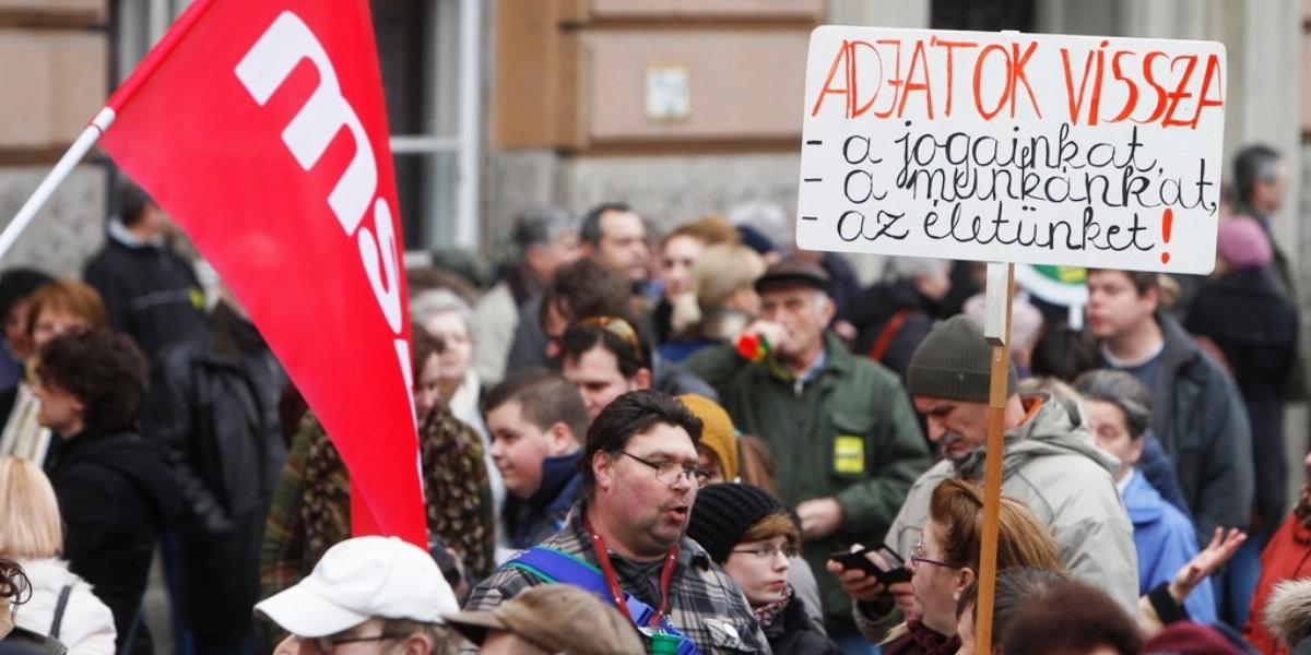 Tüntetett az ellenzék a Várkert Bazárnál. FOTÓ: Szalmás Péter/Népszava