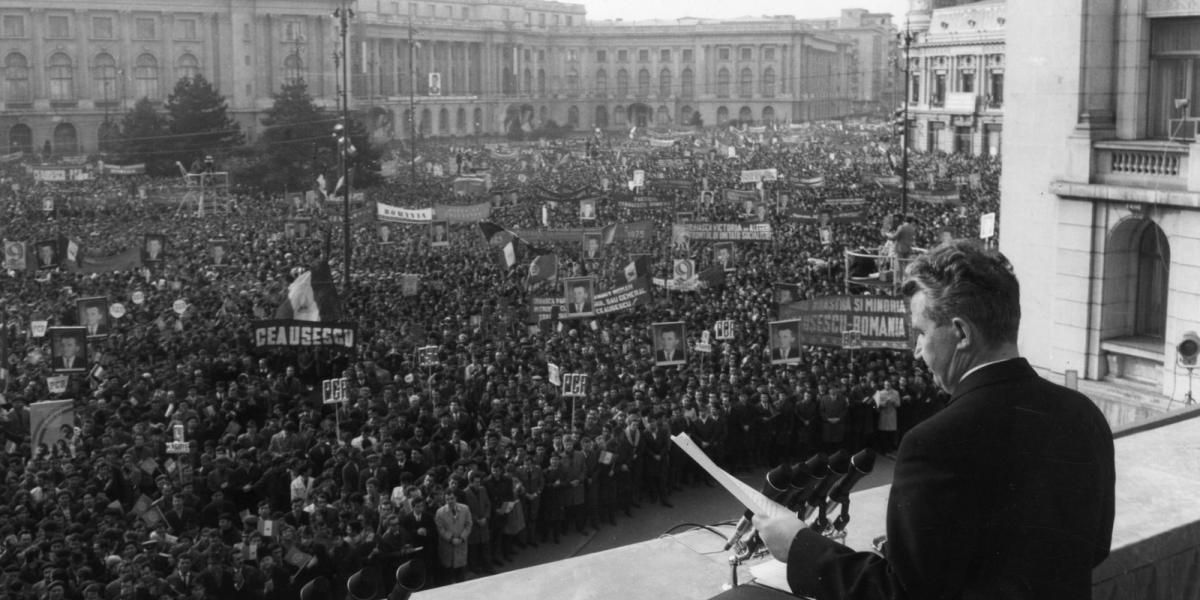 1967 -Nicolae Ceausescu beszédet Bukarestben - Fotó: Keystone/Getty Images