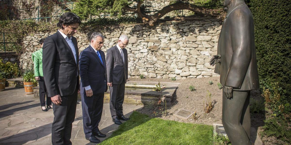 Orbán Viktor miniszterelnök fejet hajt Konrad Adenauer szobránál  Bonn közelében 2016. április 19-én. MTI Fotó: Miniszterelnöki 