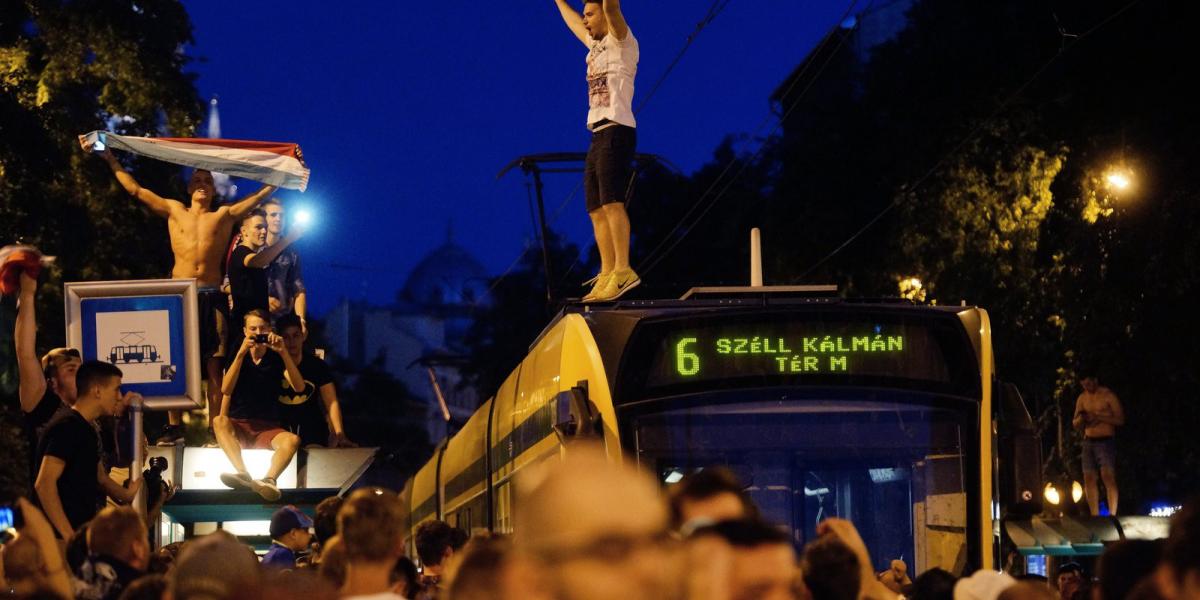  Villamos tetején áll egy szurkoló a magyar-izland után.  MTI Fotó: Balogh Zoltán