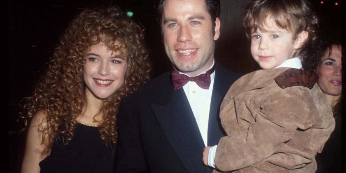 1990- Los Angeles - John Travolta és felesége, Kelly Preston, az egyik gyerekszereplővel érkezik a "Nicsak" bemutatójára - Fotó: