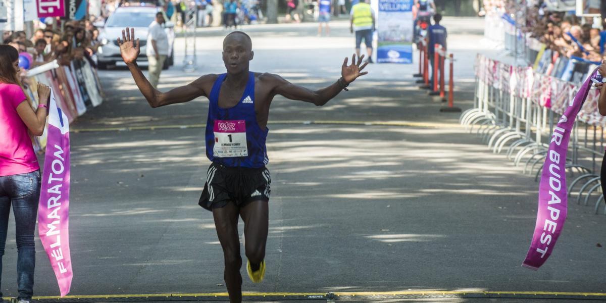 A kenyai Henry Kemboi érkezik a célba a 31. Wizz Air Budapest Félmaratonon 2016. szeptember 11-én. MTI Fotók: Kallos Bea