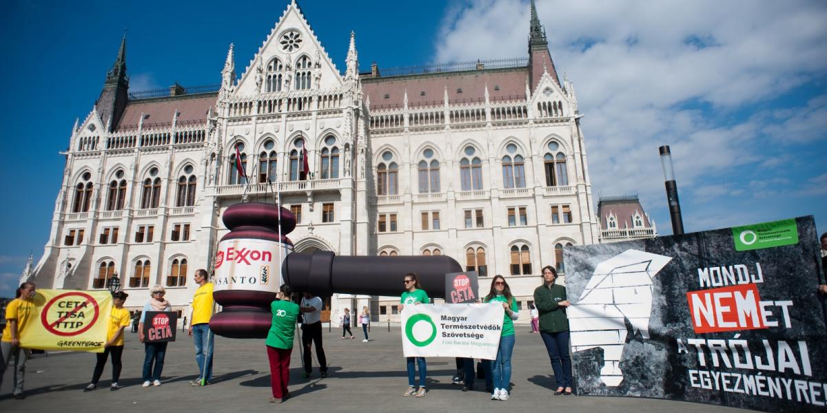 A Parlament előtt tiltakozó zöld szervezetek nem engednék a hazai piacra a tengerentúli vállalatokat  FOTÓ: TÓTH GERGŐ 