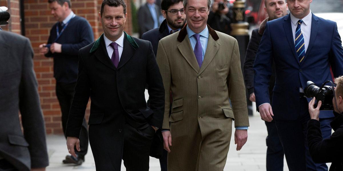 Steven Woolfe és Nigel Farage (középen) egy korábbi felvételen. FOTÓ: Carl Court/Getty Images