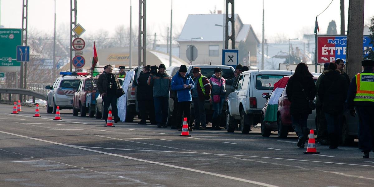 A Hortobágyi Nemzeti Parkból „kiüldözött” gazdák félpályás útlezárással tiltakoztak Berettyóújfaluban FOTÓ: KONYHÁS ISTVÁN