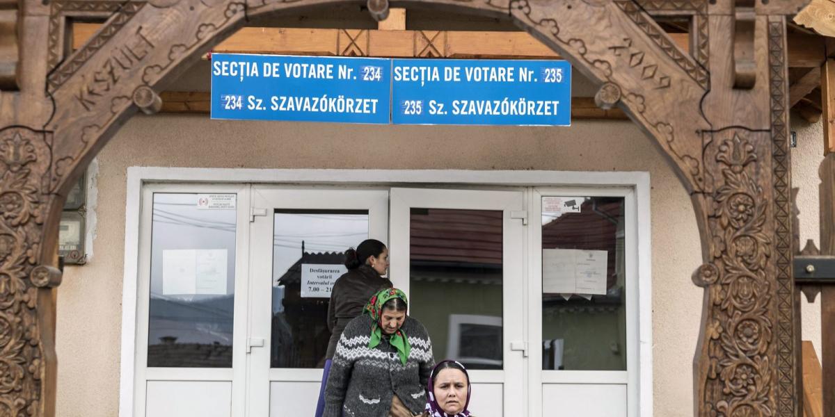 Választók jönnek ki egy csíkszentkirályi szavazókörből MTI Fotó: Veres Nándor