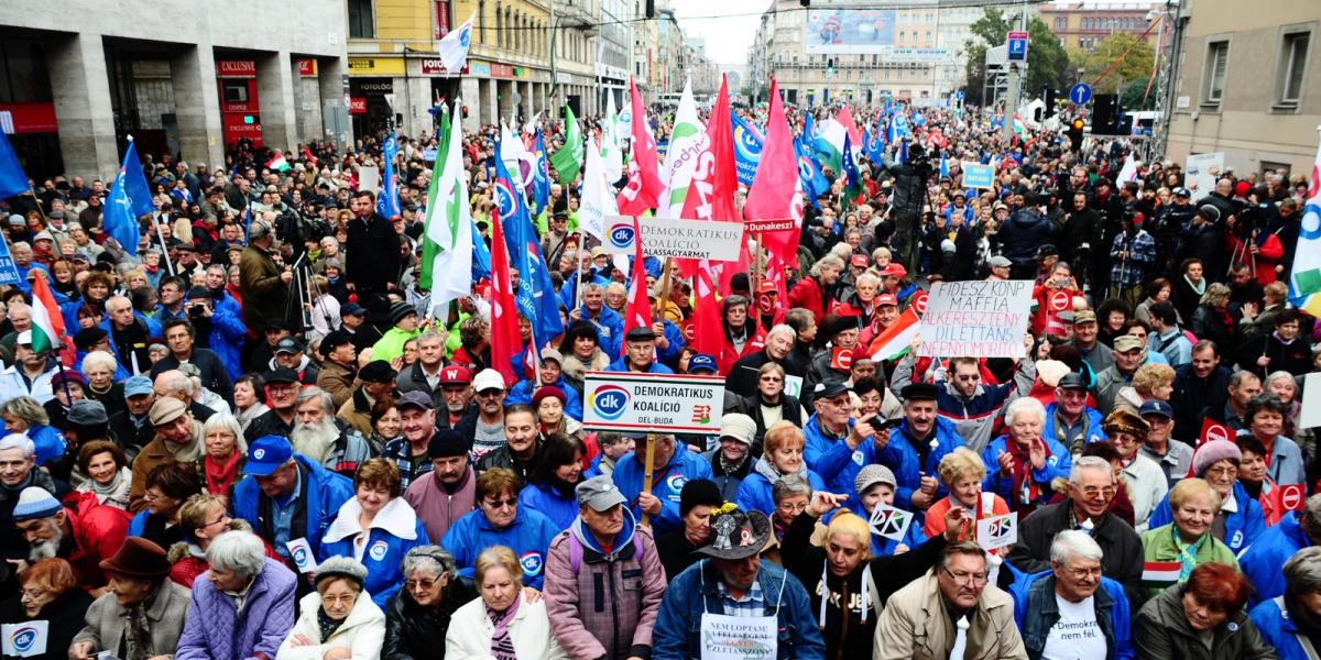 A baloldal közös tüntetése október 23-án. Illusztráció: Molnár Ádám