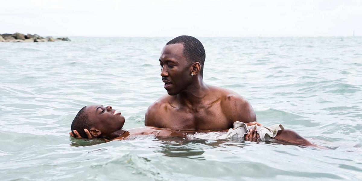 Az Oscar-díjra jelölt Mahershala Ali úszni tanítja a kilencéves Chiront a Holdfény című filmben FORRÁS: VERTIGO MEDIA