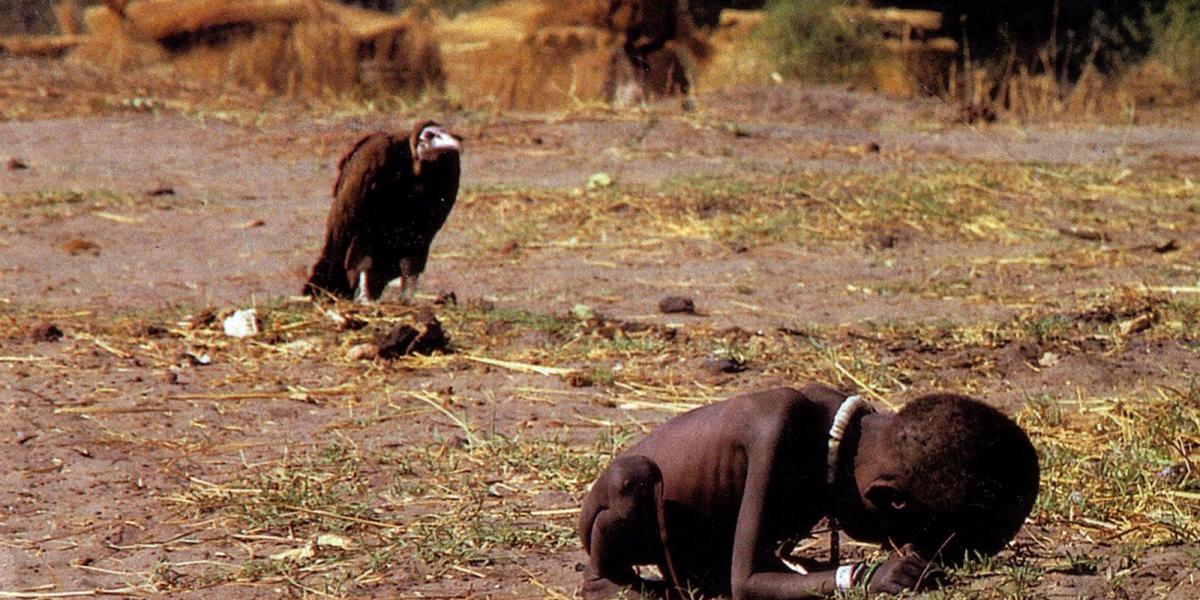 Kevin Carter morális vitákat kiváltó fotója: A keselyű és a kislány