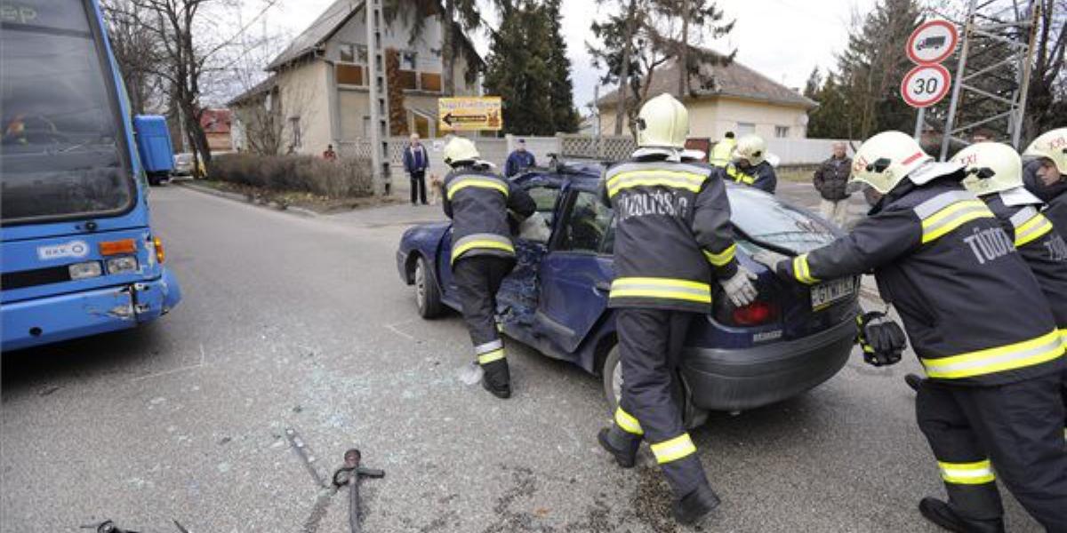  Baleset helyszíne Budapesten, a XXI. kerület Erdősor és Szabadság utca kereszteződésében, ahol összeütközött a 159-es busz és e