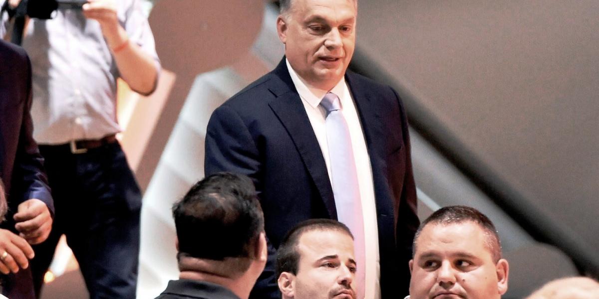 Orbán Viktor miniszterelnök snájdig férfiemberek társaságában