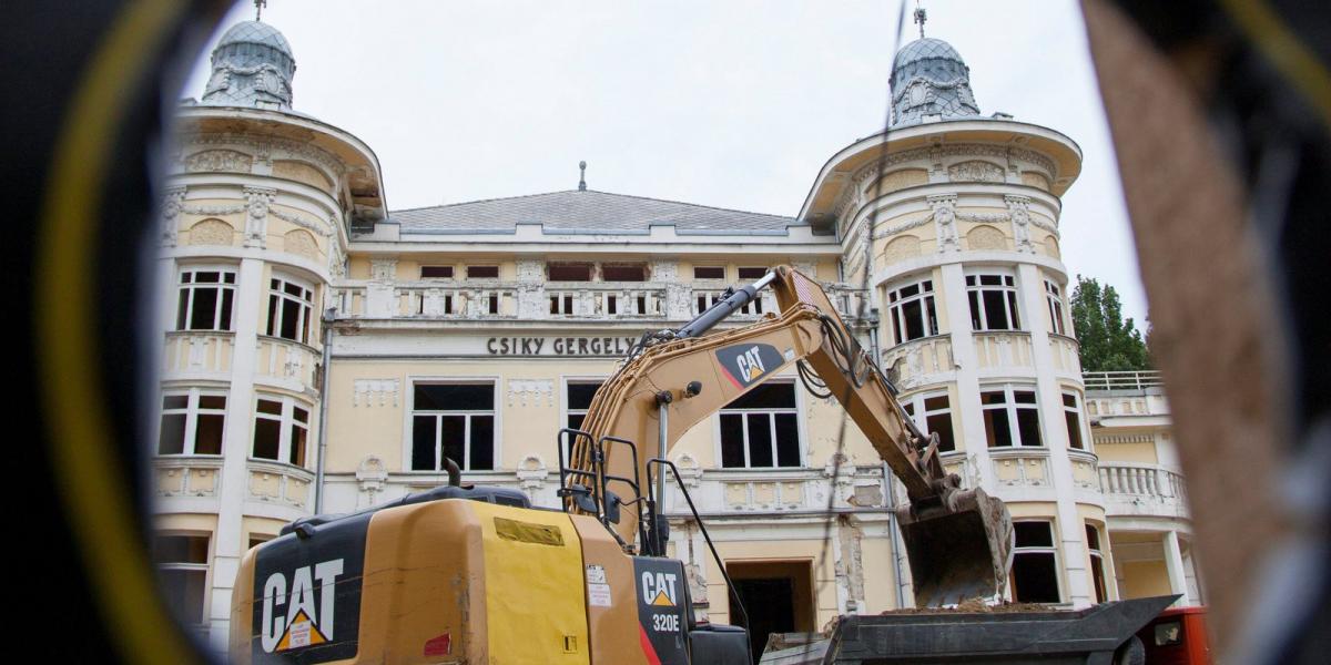 A színház kívülről, felújítás alatt - Hogy belül mi zajlik, az most "kikandikált" a függöny mögül - Fotó: MTI/Varga György