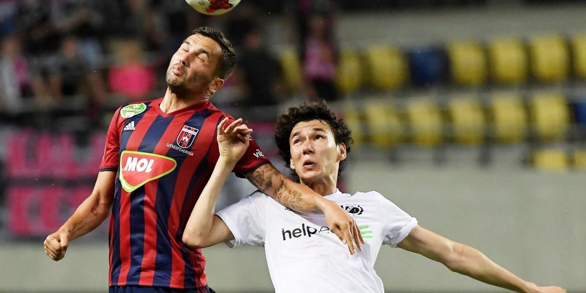 Labdarúgó BL-selejtező - Videoton FC-Nomme Kalju Anel Hadzic, a Videoton játékosa és az észt Artur Valikajev a labdarúgó Bajnoko