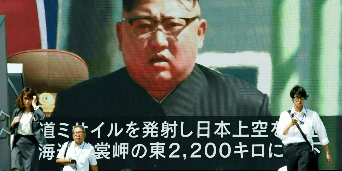 Kim Dzsong Un észak-koreai vezető azzal fenyegetőzött, hogy elsüllyeszti Japánt. FOTÓ: AFP