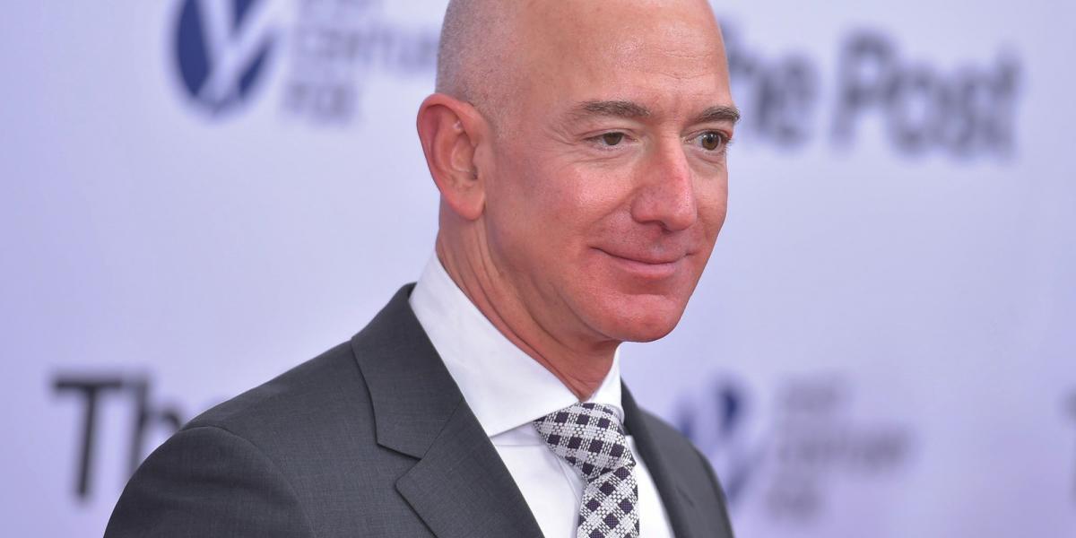 Jeff Bezos, az Amazon.com alapítója került az első helyre, vagyona 99,6 milliárd dollárra emelkedett. Fotó: AFP/Mandel NGAN